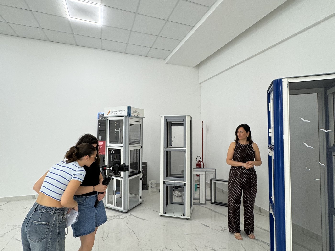 Allestimento del set nello showroom di un cliente