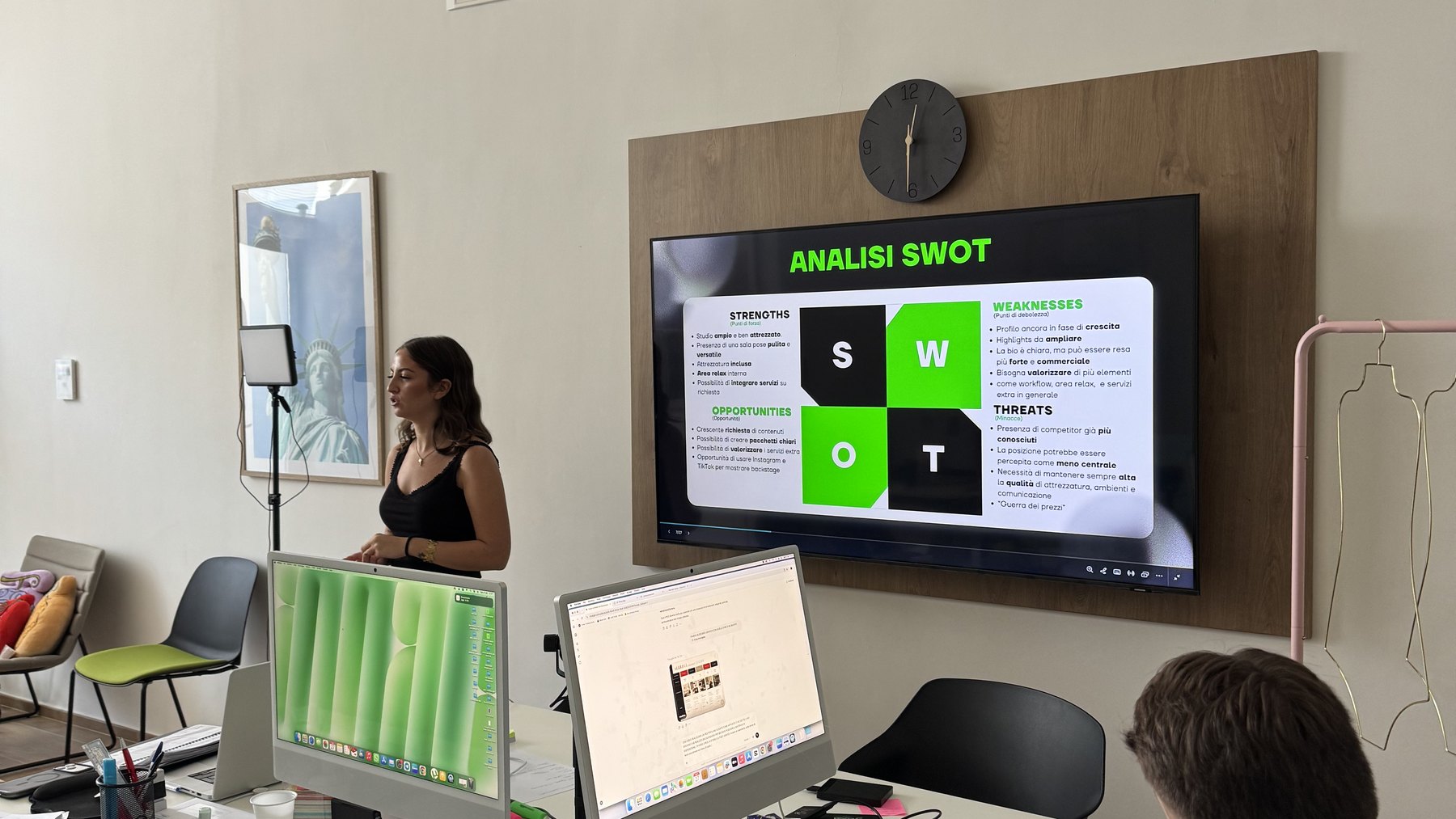 Il team ADS HUB in ufficio durante una riunione di lavoro
